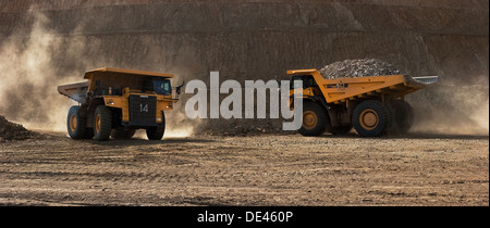 Leere LKW eingeben und diese voller abgebaute Erz offengelassen werfen gold Tagebau Grube, Mauretanien, NW-Afrika Stockfoto