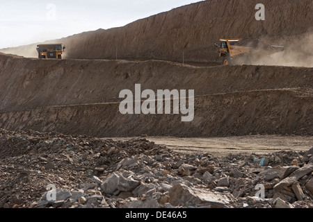 Schleppen Sie LKW betreten und verlassen der Tagebau gold Tagebau Grube, Mauretanien, NW-Afrika Stockfoto