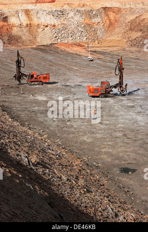 Gold Tagebau, Bohren von Löchern für Gebühren vor der Explosion mit Bohrer Maschinen in Grube, Mauretanien, NW-Afrika Stockfoto