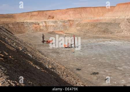 Gold Tagebau, Bohren von Löchern für Gebühren vor der Explosion mit Bohrer Maschinen in Grube, Mauretanien, NW-Afrika Stockfoto