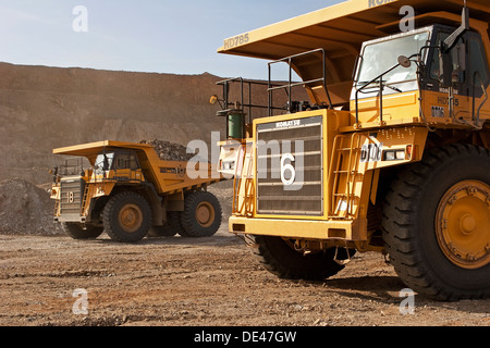 Nahaufnahme der Muldenkipper im Tagebau gold Tagebau Grube, Mauretanien, NW-Afrika Stockfoto