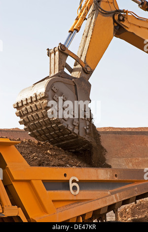 Goldmine Betrieb im Tagebau Oberfläche Grube mit Nahaufnahme von Bagger und Beute LKW arbeiten, Mauretanien, NW-Afrika Stockfoto