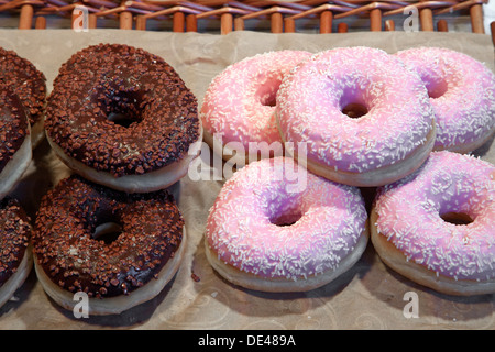 Geeiste Krapfen in einer Bäckerei Stockfoto