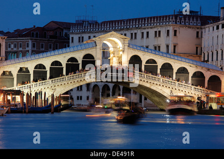 Rialto-Brücke in der Nacht, Canal Grande, Venedig, Italien;  Ponte di Rialto Stockfoto