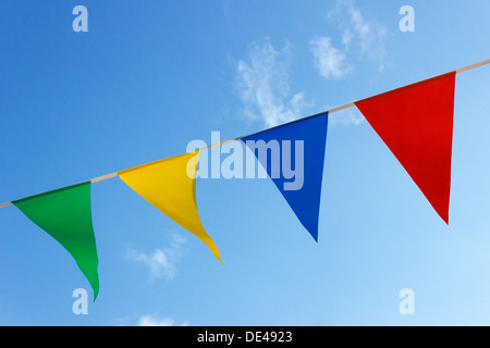 Fähnchen am blauen Himmel Stockfoto