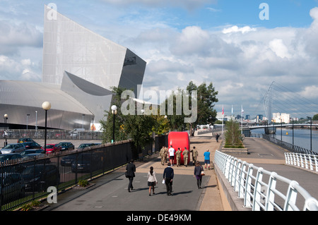 Kräfte-Personal schieben das große rot-Rad des Stoptober "Rauchen aufhören" Kampagne, Salford Quays, Manchester, England, UK Stockfoto