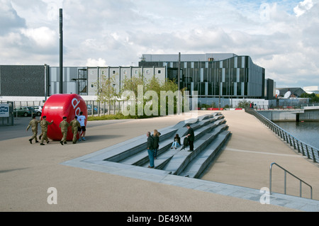 Kräfte-Personal schieben das große rot-Rad des Stoptober "Rauchen aufhören" Kampagne, Salford Quays, Manchester, England, UK Stockfoto