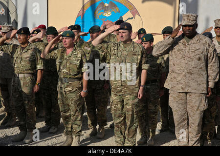 USA und International Service-Mitglieder mit regionalen Befehl Salut während einer Flagge Anhebung im Gedenken an 9/11 Angriff während einer Zeremonie 11. September 2013 in Camp Leatherneck, Provinz Helmand, Afghanistan. Stockfoto