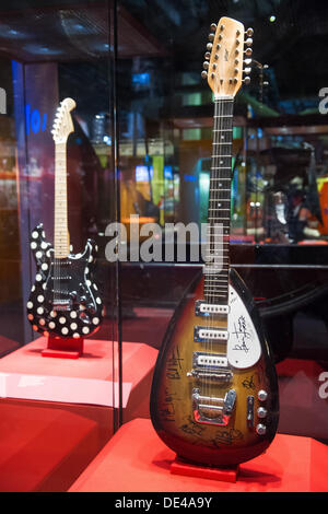 Völklingen, Deutschland. 11. September 2013. Die Gitarre des verstorbenen Bandmitglied Brian Jones von der Band Rolling Stones, unterzeichnet von allen Mitgliedern der Rolling Stones auf der Messe vorgestellten "Generation Pop!. höre mich, fühle mich, Liebe mich! "an Gasgeblaesehalle Industriedenkmal Voelklinger Huette in Völklingen, Deutschland, 11. September 2013. Die Ausstellung zeigt Objekte aus der Geschichte der Popkultur. Foto: OLIVER DIETZE/Dpa/Alamy Live News Stockfoto