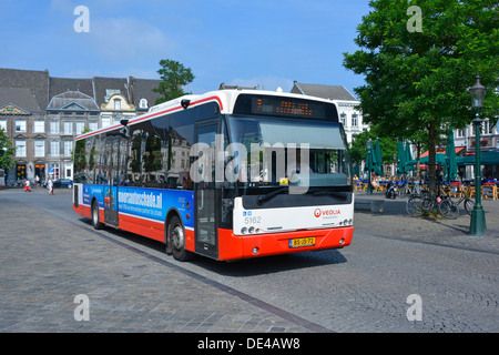 Maastricht City Eindeckerbus, betrieben von Veolia Transportunternehmen Nahaufnahme Fahrt auf Kopfsteinpflaster Limburg Niederlande Europa EU Stockfoto