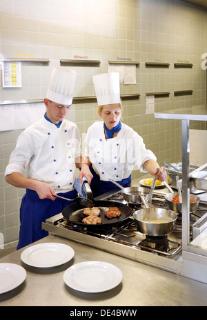 Moers, Deutschland, Trainee Koechin und kochen Stockfoto