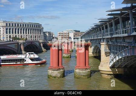 L bis R Blackfriars Road Bridge alten Brückenpfeiler & der Eisenbahnbrücke umgewandelt in Bahnsteige in Solarmodulen London England UK abgedeckt Stockfoto