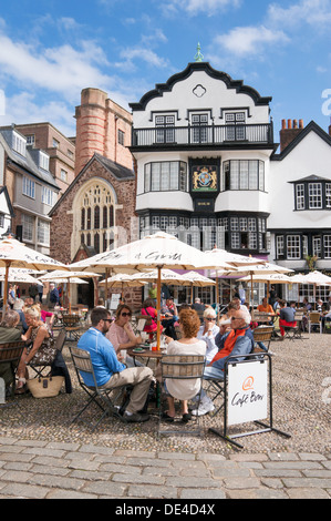 Leute sitzen im äußeren Café Mols Kaffeehaus, Cathedral Close, Exeter, Devon, England, UK Stockfoto