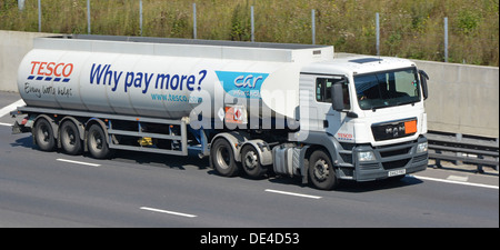 Tesco-Supermarkt artikuliert Benzin Tanker Fahrt entlang der Autobahn M25 Stockfoto