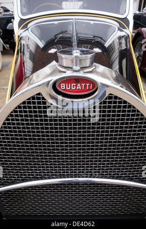 Die vorderen Kühlergrill und Emblem auf einer klassischen Bugatti Typ 40 oder 43 Auto. Stockfoto