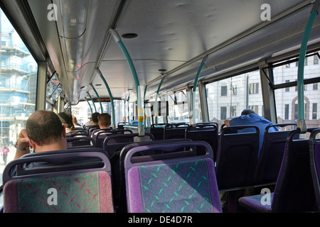 London Doppeldecker Bus Interieur mit Passagieren Stockfoto