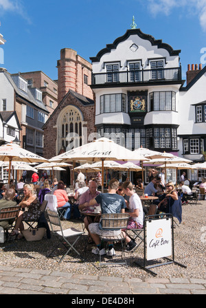 Leute sitzen im äußeren Café Mols Kaffeehaus, Cathedral Close, Exeter, Devon, England, UK Stockfoto