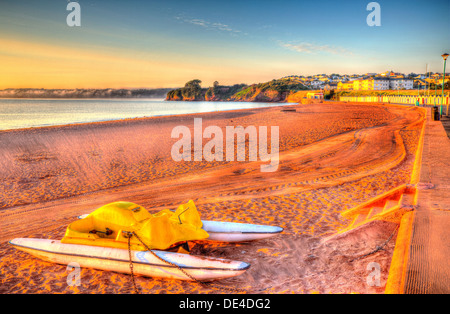 Tretboot Paddelboot am goldenen Strand mit blauem Himmel in HDR Stockfoto