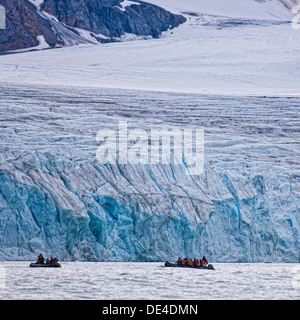 Menschen auf Zodiacs erkunden bis zum 14. Juli Gletscher, Spitzbergen, Island, Spitzbergen, Norwegen Stockfoto