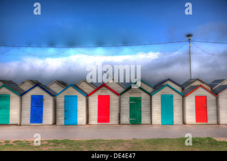 Farbenfrohe Strandhütten mit rot, blau und grün unter auffällig blauen Himmel in HDR Stockfoto