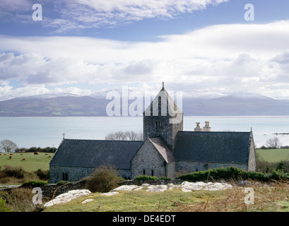 Kirche, Penmon Priory, St Seiriol, Isle of Anglesey, North Wales, aussehende S über die Menai Strait, die Gebirgskette Carneddau in Snowdonia Stockfoto