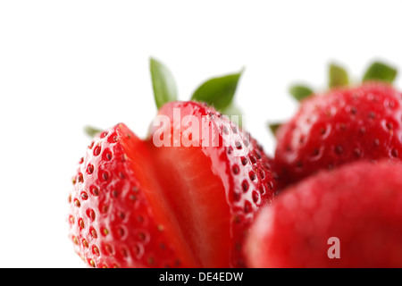 frische Bio-Erdbeeren auf weißem Hintergrund Stockfoto