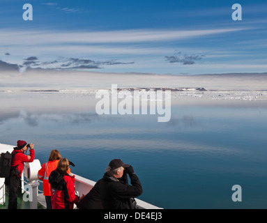 Touristen auf Kreuzfahrtschiff MS Expedition Hinlopen Strait, Insel Spitzbergen, Svalbard Norwegen Stockfoto