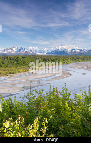 Blick auf McKinley oder Denali, Foraker und Hunter wird hinter Chulitna Fluss von Parks Highway, Alaska, Vereinigte Staaten von Amerika Stockfoto