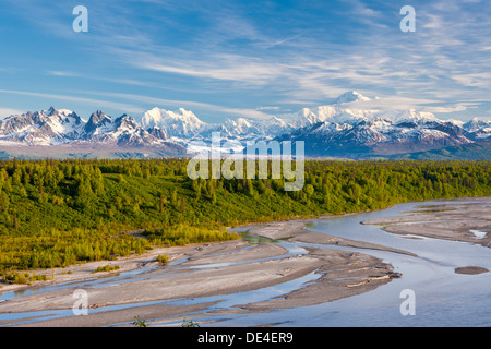 Blick auf McKinley oder Denali, Foraker und Hunter wird hinter Chulitna Fluss von Parks Highway, Alaska, Vereinigte Staaten von Amerika Stockfoto