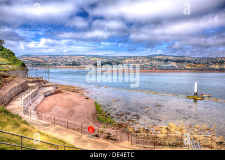 Blick vom Shaldon nach Teignmouth Devon England UK mit blauem Himmel und weißen Wolken in HDR Stockfoto