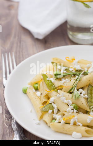 Köstliche vegetarische Nudeln mit grünen Erbsen und Feta-Käse Stockfoto