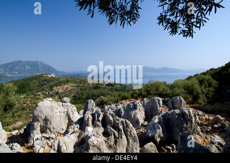 Blick vom Meghas Birnos Hügel in der Nähe von Spartohori auf der Insel Lefkas und dem Festland Griechenland, Ionische Inseln, Griechenland. Stockfoto