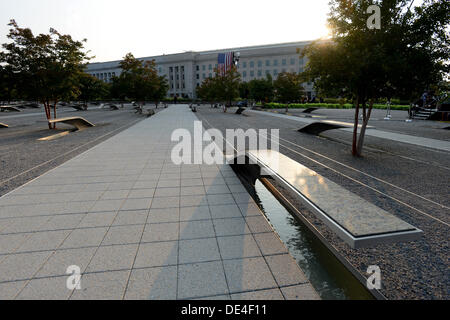 Arlington, Virginia, USA. 11. September 2013. Die Sonne geht über das Pentagon und das Pentagon Memorial am 11. September 2013. US-Präsident Barack Obama wird der 12. Jahrestag der terroristischen Anschläge von 9/11 Gedenken, die fast 3.000 in New York, Washington und Shanksville, Pennsylvania Tote. Es gibt 184 Bänke in das Pentagon Memorial repräsentieren die 184 Menschen, die auf das Pentagon am 11. September 2001 starb. Bildnachweis: Pat Benic / Pool über CNP Credit: Dpa picture-Alliance/Alamy Live News Stockfoto