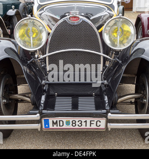 Vorderansicht eines klassischen Bugatti Grand Sport Straße Autos, Typ 40 oder 43, mit österreichischen Kennzeichen in Lavenham, England. Stockfoto