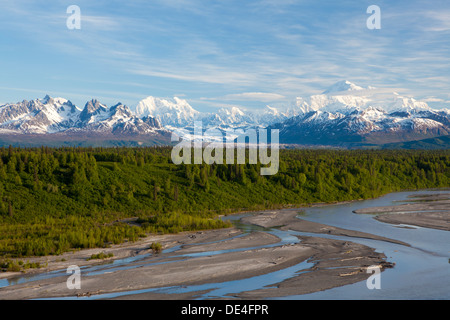 Blick auf McKinley oder Denali, Foraker und Hunter wird hinter Chulitna Fluss von Parks Highway, Alaska, Vereinigte Staaten von Amerika Stockfoto