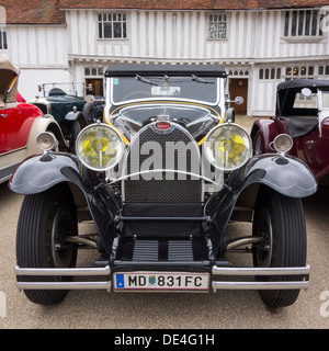 Vorderansicht eines klassischen Bugatti Grand Sport Straße Autos, Typ 40 oder 43, mit österreichischen Kennzeichen in Lavenham, England. Stockfoto