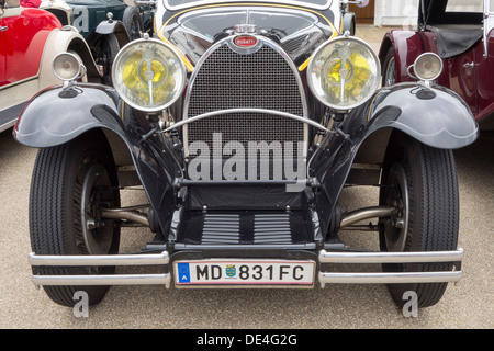 Vorderansicht eines klassischen Bugatti Grand Sport Straße Autos, Typ 40 oder 43, mit österreichischen Kennzeichen in Lavenham, England. Stockfoto