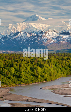 Blick auf McKinley oder Denali Berg hinter Chulitna Fluss von Parks Highway, Alaska, Vereinigte Staaten von Amerika Stockfoto