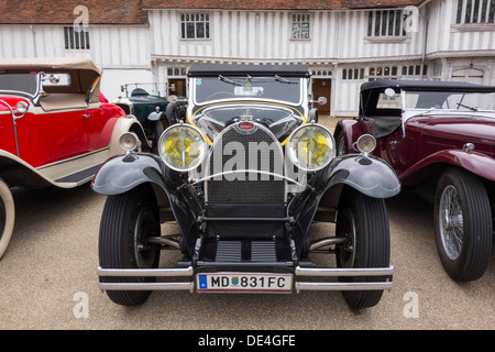 Vorderansicht eines klassischen Bugatti Grand Sport Straße Autos, Typ 40 oder 43, mit österreichischen Kennzeichen in Lavenham, England. Stockfoto