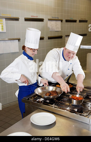 Moers, Deutschland, Trainee Koechin und kochen Stockfoto