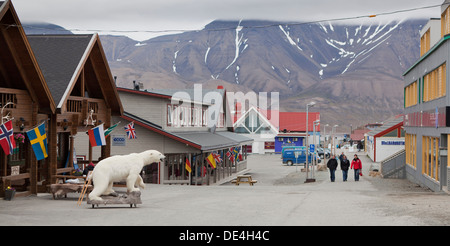 Ausgestopfter Eisbär außerhalb kleiner touristischer stoppen in Longyearbyen, Insel Spitzbergen, Norwegen Stockfoto