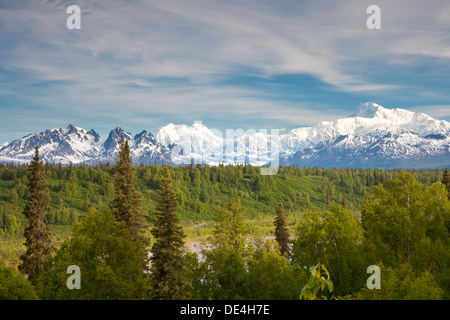 Blick auf McKinley oder Denali, Foraker und Hunter wird hinter Chulitna Fluss von Parks Highway, Alaska, Vereinigte Staaten von Amerika Stockfoto