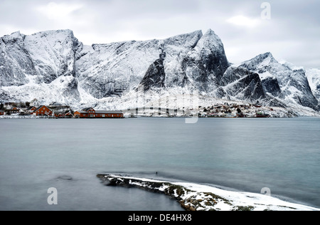 Ein Blick auf Rorbuer an Sakrisoy auf den Lofoten-Inseln mit Navaren im Hintergrund Stockfoto