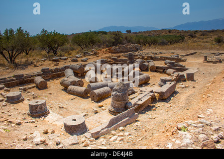 Eine zerstörten römischen Peristyl-Villa ursprüngliche Säulen in der zerstörten Stadt Aptera in nördlichen Kreta zeigen. Stockfoto