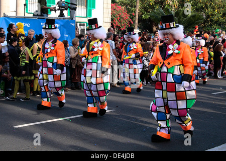 Menschen die Teilnahme an der großen Prozession (Cabalgata), für den Karneval in Las Palmas. Stockfoto