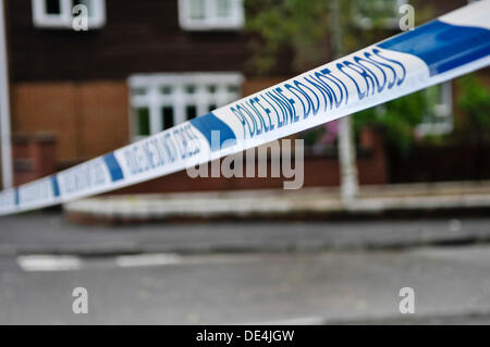 Belfast, Nordirland. 11. September 2013 - Polizei Band über eine Straße mit der Aufschrift "Police Line Do Not Cross" Credit: Stephen Barnes/Alamy leben Nachrichten Stockfoto