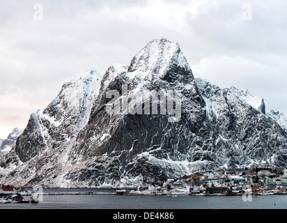 Blick nach Norden auf Reine Hafen in Richtung Olstind auf den Lofoten-Inseln Stockfoto