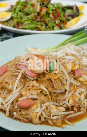 Rühren Sie in der Nähe bis gebratene Nudeln mit Shrimps, Ei, Wurst und frischem Gemüse Stockfoto