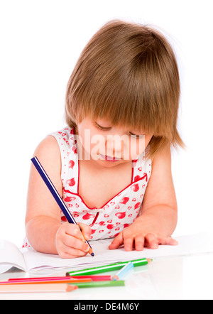 Kleines Mädchen zieht Bleistift isoliert auf weißem Hintergrund. Stockfoto