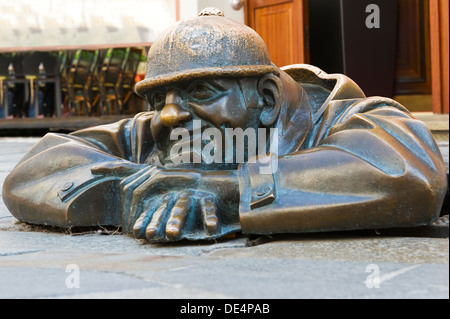Bronzeskulptur namens Mann bei der Arbeit, Bratislava, Slowakei Stockfoto
